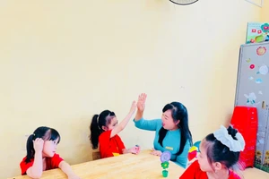 Cô và trò Trường Tiểu học Trường Thành (Minh Xuân, Tuyên Quang) trong ngày tựu trường.