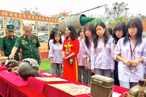 Các em học trường THPT Chuyên Nguyễn Tất Thành sinh tham quan tại triển lãm.