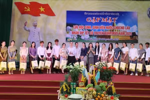 UBND tỉnh Yên Bái trao quà cho các lưu học sinh, sinh viên Lào.