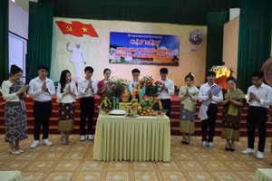 Lưu học sinh Lào thực hiện nghi thức cúng năm mới.