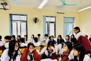 Các em học sinh trường THPT Nguyễn Huệ với tiết dạy môn Sinh bằng Tiếng Anh.