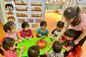 Cô và trò Trường Mầm non Lao và Chải, xã Yên Minh, Tuyên Quang.