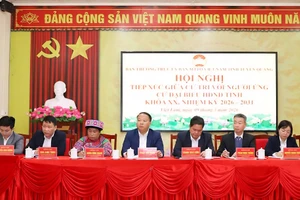 Các ứng cử viên HĐND tỉnh Tuyên Quang tiếp xúc cử tri tại xã Việt Lâm. (Ảnh: Duy Tuấn)