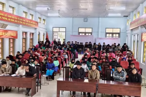 Cử tri tại xã Lũng Cú bày tỏ sự đồng tình, nhất trí cao đối với chương trình hành động của các ứng viên.