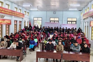 Cử tri tại xã Lũng Cú bày tỏ sự đồng tình, nhất trí cao đối với chương trình hành động của các ứng viên.