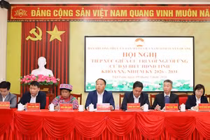 Các ứng cử viên HĐND tỉnh Tuyên Quang tiếp xúc cử tri tại xã Việt Lâm. (Ảnh: Duy Tuấn)