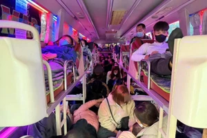 Xe khách chở quá số người quy định. (Ảnh: CATQ)