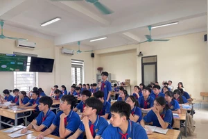 Các em học sinh Trường THCS Phan Thiết trong 1 tiết ôn tập. (Ảnh: NTCC)