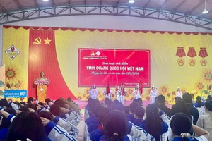 Các em học sinh Trường THCS Lê Quý Đôn với tiết sinh hoạt dưới cờ ý nghĩa. (Ảnh: NTCC)