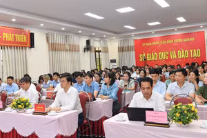 Hơn 20.000 cán bộ, giáo viên tại Tuyên Quang được bồi dưỡng chính trị.