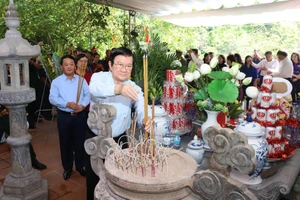 Nguyên Chủ tịch nước Trương Tấn Sang dâng hương tại Điểm cao 468.