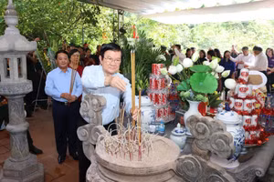 Nguyên Chủ tịch nước Trương Tấn Sang dâng hương tại Điểm cao 468.