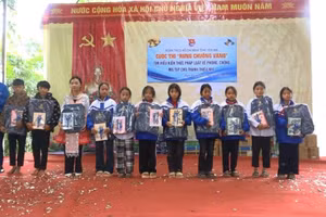 Các em học sinh nhận phần thưởng trong cuộc thi "Rung chuông vàng" được tổ chức tại huyện Trạm Tấu. (Ảnh: Quốc Hưng)