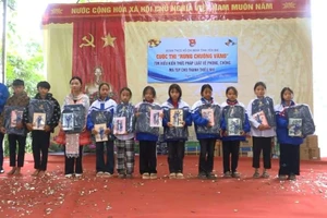 Các em học sinh nhận phần thưởng trong cuộc thi "Rung chuông vàng" được tổ chức tại huyện Trạm Tấu. (Ảnh: Quốc Hưng)