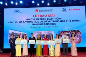 Lễ trao giải Hội thi An toàn giao thông.