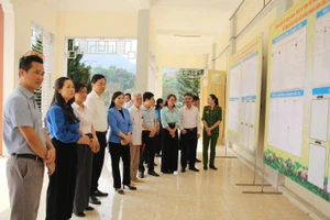 Các đại biểu, cử tri xem danh sách các đại biểu tại xã Yên Nguyên.