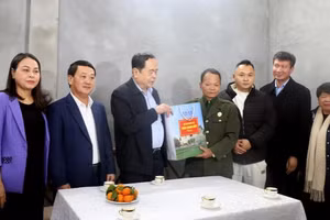 Chủ tịch Quốc hội Trần Thanh Mẫn thăm hỏi, tặng quà gia đình ông Nguyễn Duy Cảnh, phường Yên Thịnh (TP Yên Bái).