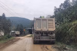 Xe trọng tải lớn hoạt động ngày đêm.