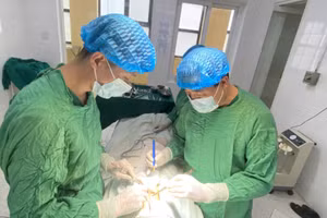 Kíp mổ TTYT Mù Cang Chải phẫu thuật thành công kỹ thuật khó vượt tuyến.