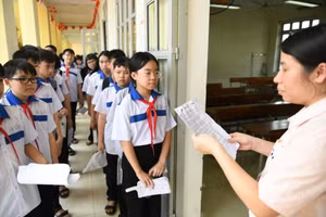 Các em học sinh chuẩn bị bước vào phòng thi.