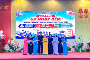 Cô và trò Trường PTDTNT THPT tỉnh Tuyên Quang. (Ảnh: NTCC)