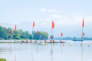 Đua thuyền độc mộc trên Hồ Lắk. (Ảnh: TT)