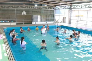 Học sinh Trường Tiểu học La Văn Cầu, huyện Ea Kar được rèn luyện kỹ năng an toàn dưới nước. (Ảnh: Thành Tâm)