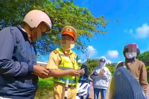 Cán bộ CSGT tên N.A.N. mạt sát người dân "mồm thối". (Ảnh chụp từ clip).