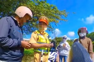 Cán bộ CSGT tên N.A.N. mạt sát người dân "mồm thối". (Ảnh chụp từ clip).