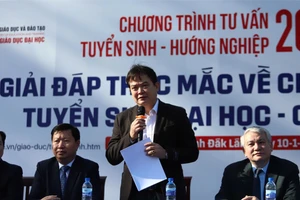 TS Nguyễn Mạnh Hùng, chuyên viên chính Vụ Giáo dục Đại học (Bộ GD&ĐT) trao đổi tại buổi tư vấn tuyển sinh. (Ảnh: MP)