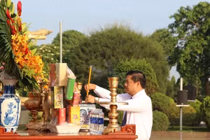Bí thư Tỉnh ủy Đắk Lắk Lương Nguyễn Minh Triết dâng hương tưởng nhớ các Anh hùng liệt sĩ. (Ảnh: TH)