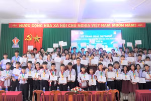 Ban tổ chức trao giải cho các thí sinh tại Kỳ thi. (Ảnh: TT)