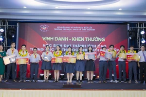 Trường Victory Đắk Lắk vinh danh và trao học bổng cho học sinh đạt thành tích cao trong các kì thi học sinh giỏi. (Ảnh: NT)