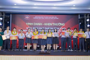 Trường Victory Đắk Lắk vinh danh và trao học bổng cho học sinh đạt thành tích cao trong các kì thi học sinh giỏi. (Ảnh: NT)