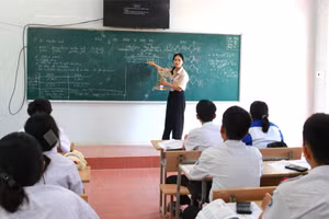 Giờ học môn Sinh học lớp 10 tại Trường THPT Nguyễn Bỉnh Khiêm - Nam Dong.