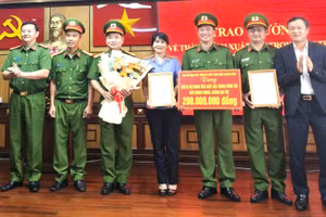 Phó Chủ tịch UBND tỉnh Đắk Lắk Đào Mỹ và Đại tá Võ Duy Tuấn trao thưởng cho các đơn vị. (Ảnh: TH)