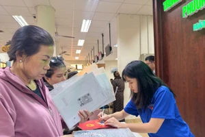 Thanh niên tình nguyện hỗ trợ người dân đến làm thủ tục hành chính tại phường Buôn Ma Thuột, tỉnh Đắk Lắk. (Ảnh: MP)