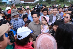 Thủ tướng Phạm Minh Chính thăm hỏi, động viên nhân dân xã Hòa Thịnh, tỉnh Đắk Lắk. (Ảnh: Báo Chính phủ)