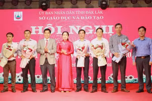 Lãnh đạo Sở GD&ĐT tặng hoa tri ân nguyên lãnh đạo các phòng GD&ĐT. (Ảnh: Thành Tâm)