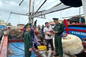 Bộ đội biên phòng tuyên truyền cho ngư dân Đắk Lắk về bầu cử đại biểu Quốc hội khóa XVI và HĐND các cấp nhiệm kỳ 2026-2031. (Ảnh: CT)