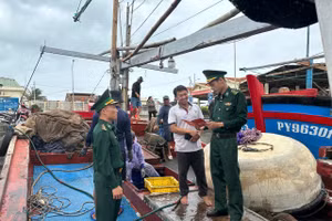 Bộ đội biên phòng tuyên truyền cho ngư dân Đắk Lắk về bầu cử đại biểu Quốc hội khóa XVI và HĐND các cấp nhiệm kỳ 2026-2031. (Ảnh: CT)