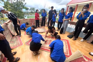 Thanh niên tình nguyện tại huyện Ea Súp chuẩn bị nơi ở cho thí sinh từ biên giới ra dự thi. (Ảnh: TT)