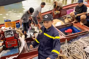 Cảnh sát Đắk Lắk cứu nạn thành công tàu cá của ngư dân đang chìm. (Ảnh: SĐ)