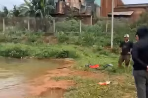 Khu vực hồ tưới cà phê nơi 2 học sinh bị đuối nước không có rào chắn, biển cảnh báo. (Ảnh: CTV) 