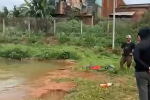 Khu vực hồ tưới cà phê nơi 2 học sinh bị đuối nước không có rào chắn, biển cảnh báo. (Ảnh: CTV)