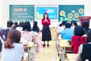 Bà Nguyễn Thị Hiên, Phó Hiệu trưởng Trường THCS Tân Lợi (phường Buôn Ma Thuột) trong 1 buổi sinh hoạt chuyên đề.