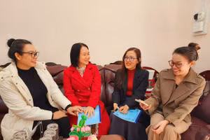 Niềm vui của giáo viên Trường Tiểu học Lê Hồng Phong, TP Buôn Ma Thuột. (Ảnh: TT)