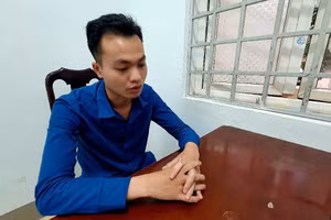 "Thầy bùa" Chảo Láo Tả tại cơ quan Công an. (Ảnh: SĐ)