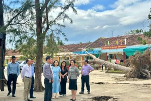 Sở GD&ĐT kiểm tra công tác khắc phục hậu quả sau bão tại Trường THCS Bùi Thị Xuân, xã Xuân Lộc.