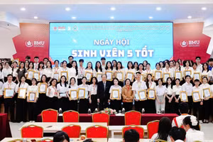 Tuyên dương các cá nhân, tập thể đạt danh hiệu “Sinh viên 5 tốt” cấp trường năm học 2024–2025.